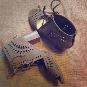 Dominique Nicole tan leather heels